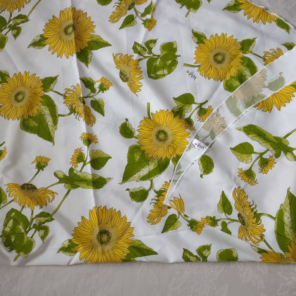 Vera Neumann art The Lady behind the ladybug round tablecloth Sunflower